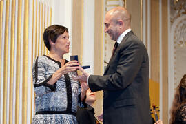 Marta Rueda entrega la medalla del Ateneo a la Facultad de Económicas. Teatro María Cristina. Abril 2015