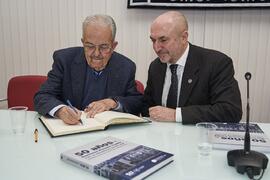 Juan Ramón Cuadrado Roura firma el libro de visitas de la Facultad de Económicas tras la presentación del libro "50 años de doctores Honoris Causa por la Universidad de Málaga". Facultad de Ciencias Económicas y Empresariales. Febrero de 2024