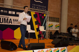Guillermo Villalobos presenta el III Certamen de Cantautores Destino UMA. Jornadas de Puertas Abiertas de la Universidad de Málaga. Complejo Polideportivo Universitario. Abril de 2015
