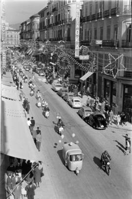 Club Vespa de Málaga. Cabalgata de vespistas por calle Larios de Málaga. Diciembre de 1963