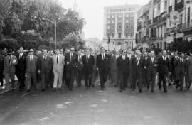 Manifestación de júbilo por la decisión del Consejo de Ministros de dotar a la ciudad la Facultad de Ciencias Políticas Económicas y Empresariales. Mayo de 1963. Málaga  (España). Reportaje