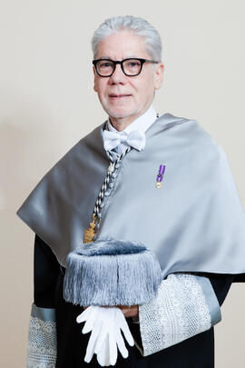 Retrato de Carlos Pérez Ariza previo a la imposición de la Medalla de Oro de la Universidad de Málaga a Adelaida de la Calle Martín. Paraninfo. Mayo de 2016