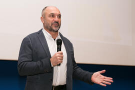 Eugenio José Luque presenta la conferencia de David Meca "Gestión del talento". Seminario "Emprende 21". Paraninfo. Noviembre de 2017