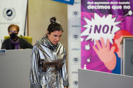 Alessandra García. Performance 'NO, NIE, NON, NU'. Inauguración del Día Internacional Contra la Violencia Machista. Edificio del Rectorado de la Universidad de Málaga. Noviembre de 2020