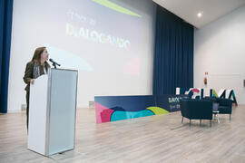 Patricia Benavides presenta la conferencia "Dialogando" con Chema Alonso. Salón de actos de la E.T.S.I Informática y Telecomunicaciones. Abril de 2017