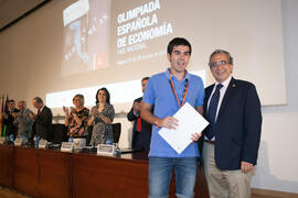 Entrega del primer premio a Martín Montilla. Entrega de premios en el Paraninfo de la Universidad de Málaga. Olimpiada Española de Economía, Fase Nacional. Junio de 2015