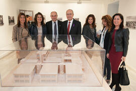 Foto de grupo en la inauguración de la exposición "Málaga, 50 años de la Facultad de Económicas" en el Archivo Municipal. Archivo Municipal. Noviembre de 2015