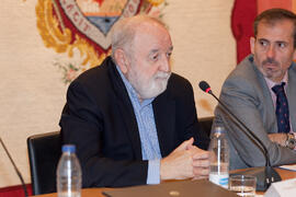 Diego Carcedo impartiendo la conferencia ‘Porfirio Smerdou, un héroe casi anónimo’. Foro Alumni-UMA. Colegio de Abogados de Málaga. Junio 2014