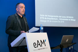 Antonio Álvarez Gil presenta la conferencia inaugural del curso 2018-2019 de la Escuela Técnica Superior de Arquitectura de la Universidad de Málaga. Paraninfo. Octubre de 2018