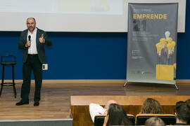 Eugenio José Luque presenta la conferencia de David Meca "Gestión del talento". Seminario "Emprende 21". Paraninfo. Noviembre de 2017