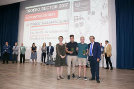 Entrega de trofeos en la Gala del Deporte Universitario 2017. Escuela Técnica Superior de Ingeniería de Telecomunicaciones. Junio de 2017
