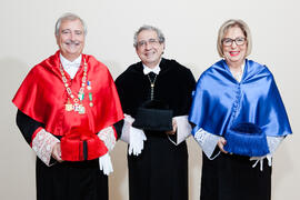 Retrato de grupo previo a la imposición de la Medalla de Oro de la Universidad de Málaga a Adelaida de la Calle. Paraninfo. Mayo de 2016