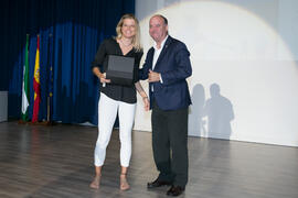 Entrega del premio a la Mejor Deportista Universitaria a Sophie Endtz. Gala del Deporte Universitario 2018. Escuela Técnica Superior de Ingeniería de Telecomunicaciones. Junio de 2018