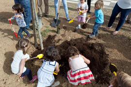 Niños en la incorporación de nuevos árboles al Bosque del Conocimiento. Campus de Teatinos. Mayo 2015