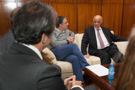 Elías Bendodo y Hamid Al-Naimiy en la reunión posterior a la firma del convenio con la Universidad de Sharjah, Emiratos Árabes. Palacio de la Marina. Noviembre de 2015
