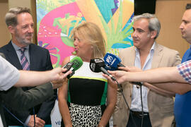 María Ángeles Muñoz atiende a los medios de comunicación. Inauguración de los Cursos de Verano de la Universidad de Málaga. Marbella. Julio de 2018