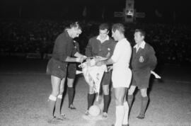 Málaga. Jugadores del Real Madrid Club de Fútbol en el partido por el Trofeo Costa del Sol. Estadio de la Rosaleda. Agosto de 1963