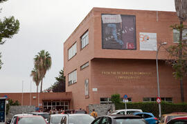Facultad de Ciencias Económicas y Empresariales con cartel Conmemorativo del 50 Aniversario. Campus de El Ejido. Octubre de 2014