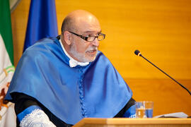 Mario Vargas en la investidura como Doctor "Honoris Causa" de Miguel Delibes de Castro por la Facultad de Ciencias de la Universidad de Málaga. Rectorado. Junio de 2014