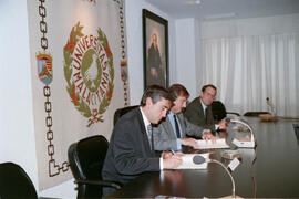 Firma de convenio entre la empresa de publicidad Walter Thompson y la Universidad de Málaga. Mayo de 1993