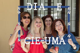 Las profesoras Elena Navarro, Sandra Reche, Ángela Hernández y Begoña Díez posan en la fiesta del Día del Español. Centro Internacional de Español de la Universidad de Málaga. Junio de 2016