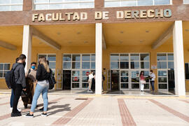 Entrada de la Facultad de Derecho de la Universidad de Málaga. Campus de Teatinos. Octubre de 2020