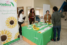Estand de la Fundación CUDECA. Momentos previos a la conferencia "Dialogando", con Aitor Sánchez. Facultad de Medicina. Marzo de 2017