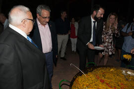 Paella para la fiesta de bienvenida a los alumnos de intercambio internacional de la Universidad de Málaga. Jardín botánico. Octubre de 2016