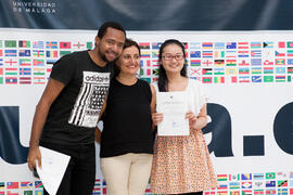Esther García con alumnos en su graduación. Centro Internacional de Español. Septiembre de 2014
