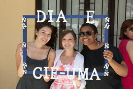 Alumnas posan en la fiesta del Día del Español. Centro Internacional de Español de la Universidad de Málaga. Junio de 2016
