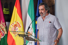 Intervención de Ángel Idígoras en la inauguración de su mural en la Facultad de Ciencias Económicas y Empresariales de la Universidad de Málaga. Campus de El Ejido. Junio de 2022