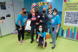 Foto de grupo en el stand de la Facultad de Ciencias de la Educación. Jornada de Puertas Abiertas de la Universidad de Málaga. Complejo Polideportivo Universitario. Marzo de 2022
