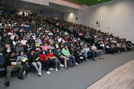 Estudiantes en la ponencia de Beatriz Lacomba, "Prueba para el acceso y admisión a la Universidad". Jornadas de Puertas Abiertas de la Universidad de Málaga. Complejo Polideportivo Universitario. Abril de 2018