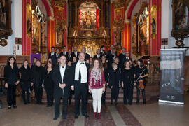 Foto de grupo tras el concierto de Navidad de la Coral Sancti Petri homenaje a la Facultad de Económicas. Iglesia de los Mártires. Diciembre de 2015