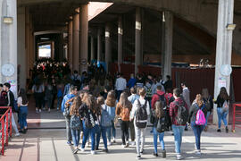 Alumnos entrando a las Jornadas de Puertas Abiertas de la Universidad de Málaga. Complejo Polideportivo Universitario. Marzo de 2017
