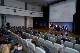 Luisa María Gómez del Águila presenta la conferencia "Dialogando" con Raquel Haro. Facultad de Psicología y Logopedia de la Universidad de Málaga. Febrero de 2022