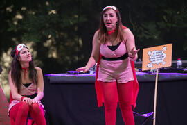 Representación de la obra "Superheroínas, S.L." de la compañía de teatro Caramala. Cursos de Verano de la Universidad de Málaga. Marbella. Julio de 2018