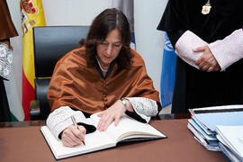 Firma de Libro de Visitas previa a la investidura de Andrea Goldsmith como doctora "Honoris Causa" por la Escuela Técnica Superior de Ingeniería de Telecomunicación de la Universidad de Málaga. Paraninfo. Octubre de 2024