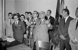 Málaga. Ramón Castilla Pérez en la entrega de paga a los pensionistas en la Jefatura del Movimiento. Junio de 1963