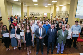 Foto de grupo tras el reconocimiento al alumnado destacado. Facultad de Ciencias Económicas y Empresariales. Junio de 2018