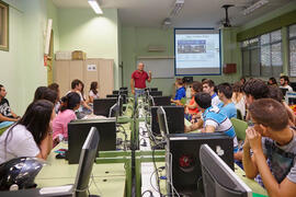 Visita al aula de Informática, como parte del acto de bienvenida a los alumnos de primer curso de Económicas. Paraninfo. Septiembre de 2014