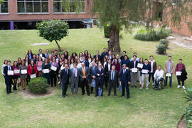 Foto de grupo tras el III Encuentro "10Graduadxs10". Facultad de Ciencias Económicas y Empresariales. Noviembre de 2019