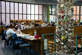 Biblioteca General con la instalación "Biblioteca de Babel XIII", de José Ignacio Díaz de Rábago. Campus de Teatinos. Enero de 2018