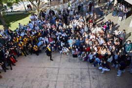 Foto de grupo. Homenaje a los sanitarios en la Facultad de Medicina de la Universidad de Málaga. Campus de Teatinos. Octubre de 2021