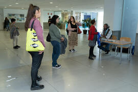 Entrega de acreditaciones. "Dialogando" con Ousman Umar. Facultad de Estudios Sociales y del Trabajo. Marzo de 2020
