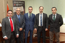 Foto de grupo previa a la mesa de trabajo "Palancas de crecimiento: una visión sectorial", durante la jornada del II Día de la Economía Andaluza. Facultad de Ciencias Económicas y Empresariales. Febrero de 2015