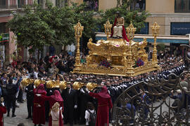 Trono del Santo Cristo Coronado de Espinas. Acto de la Hermandad de los Estudiantes en la Catedral. Plaza del Obispo, Málaga. Abril de 2022