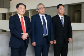 Dong Sung Cho, José Ángel Narváez y Hong-Jo Chun. Celebración del décimo Aniversario de la colaboración de la Universidad de Málaga y la Universidad Nacional de Incheon. Complejo de Estudios Sociales y Comercio. Octubre de 2019