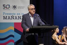 Antonio Heredia Bayona presenta el Concierto Conmemorativo del 50 Aniversario de la Universidad de Málaga. Auditorio Edgar Neville, Málaga. Junio de 2022