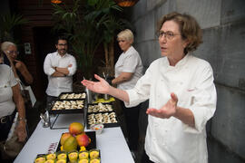 Showcooking en patio del Hotel Molina Larios. Curso "Ciencia y gastronomía. Desmontando leyendas urbanas". Cursos de Verano de la Universidad de Málaga. Málaga. Julio de 2019
